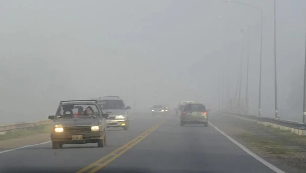 Cómo actuar cuando se viaja en la ruta con niebla y el peligro del "hielo negro"