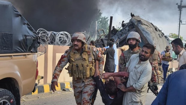 Atentado terrorista en Pakistán: al menos 24 muertos por un coche bomba en un tren que llevaba militares