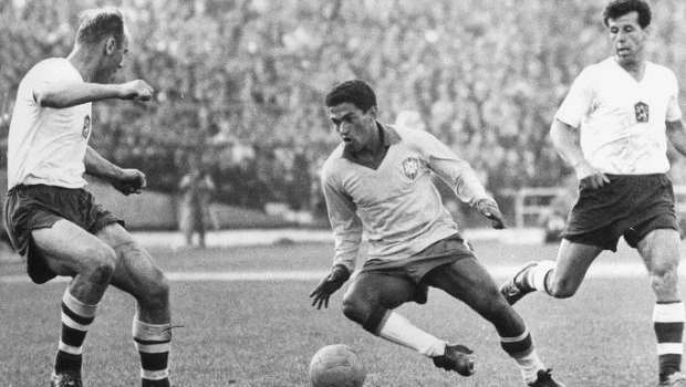 Las gambetas de Garrincha eran imposibles de descifrar para los defensores rivales.
