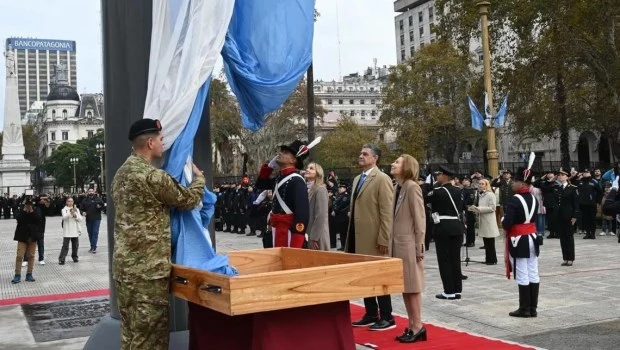 Jorge Macri encabezó el izamiento de la bandera en la Plaza de Mayo