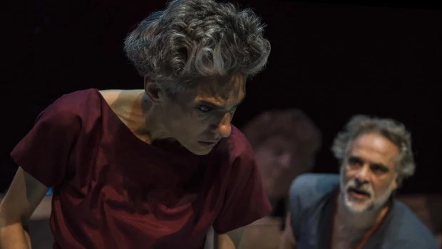 Analía Couceyro y Paulo Brunetti, puntales de una puesta que consigue transformar la sala teatral en un espacio de introspección y asombro.
