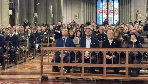 El intendente Agustín Neme, el director del multimedios La Capital, Florencio Aldrey, y el presidente del Concejo, Emiliano Recalt, en la primera fila del Tedeum en la Catedral.