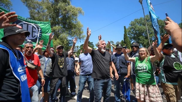 Según Aguiar, la medida es un revés judicial para el presidente Milei y su política basada en la motosierra.