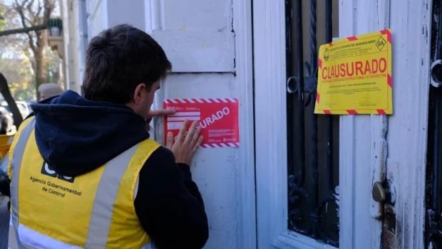 Del operativo participaron también efectivos policiales y de distintas áreas del Gobierno de la Ciudad.