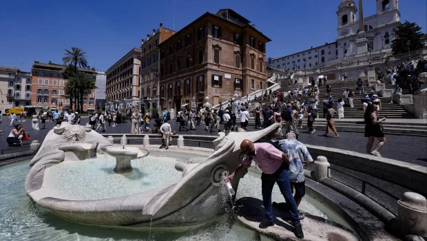 La gente busca refrescarse de cualquier manera en la capital italiana.