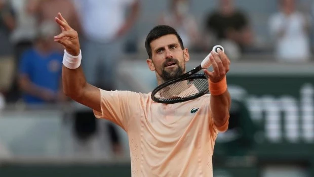Djokovic avanzó a tercera ronda en Roland Garros tras vencer al francés Royer