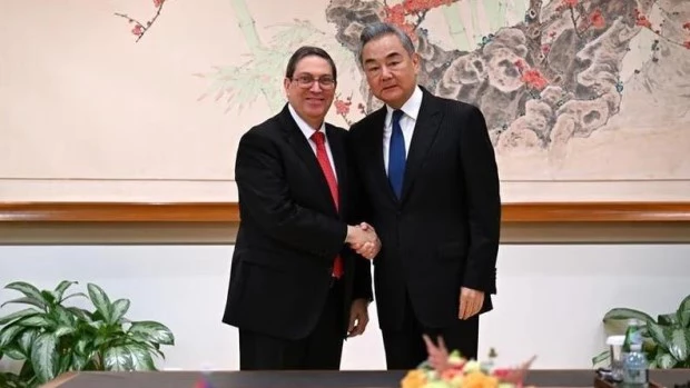 Los ministros de Relaciones Exteriores de Cuba y China, Bruno Rodríguez y Wang Yi.