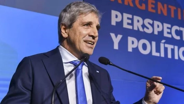 Caputo afirmó que la deuda pública cayó 3,3 puntos