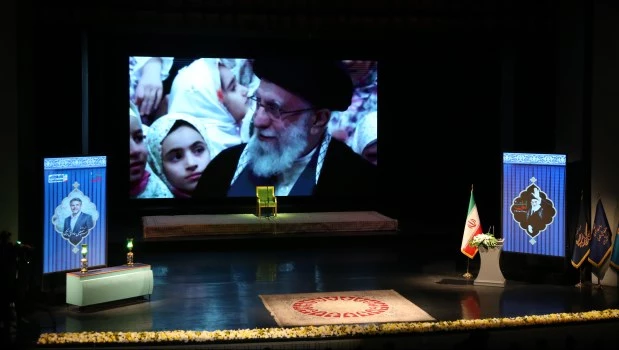 Imagen divulgada por Xinhua de una escena del servicio conmemorativo por el fallecido líder supremo de Irán, Ali Jamenei.