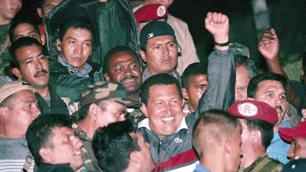 La novela de Jaime Bayly reconstruye el fallido golpe militar de 2002 contra Hugo Chávez.