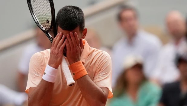 El brasileño Fonseca, de 19 años, tumba al legendario Djokovic y lo despide de Roland Garros