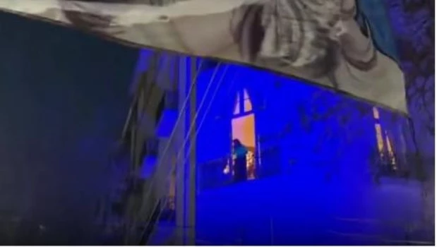 Al cumplirse un año de su detención, Cristina Kirchner salió al balcón a saludar a los militantes K