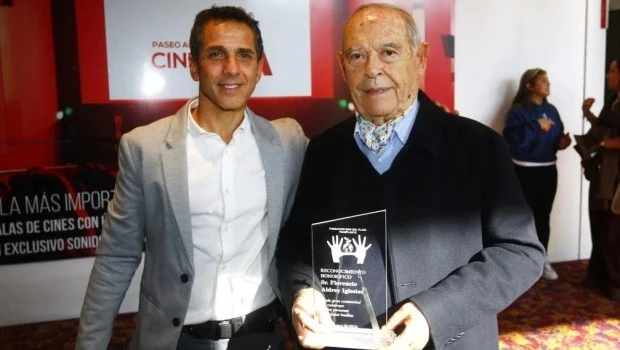 Diego Fernández distinguió al director de La Prensa como socio honorífico con una placa que incluye un bisturí de los primeros trasplantes.