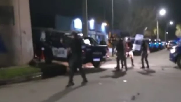 Incidentes entre la policía y vecinos durante una marcha para pedir justicia por Agostina