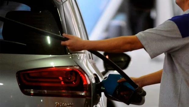 El Ejecutivo vuelve a postergar la aplicación plena de impuestos a los combustibles