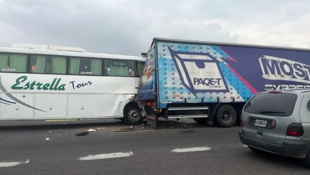 Un micro que venía de La Salada chocó contra un camión y un auto en la Ruta 9 y le provocó heridas a cuatro personas