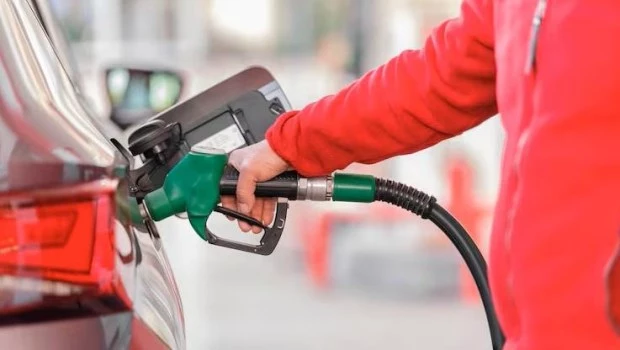 El gasto en nafta para los hogares argentinos aumentó casi $39.000 por mes desde el inicio de la guerra