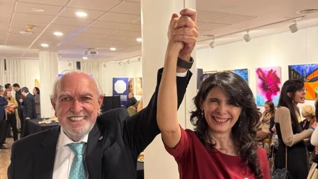 El presidente saliente de la entidad, Ricardo Gol Lavedra, y la nueva líder, Alejandra García.