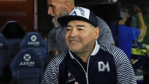 Afirman que Luque se lamentó por no poder operar a Maradona y que Diego hacía lo que quería