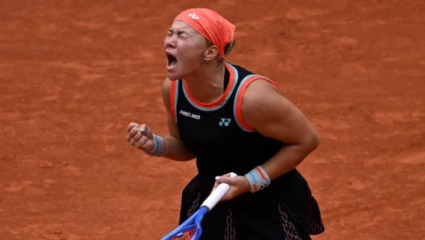 Roland Garros: la rusa Shnaider dio el gran golpe y eliminó a Sabalenka