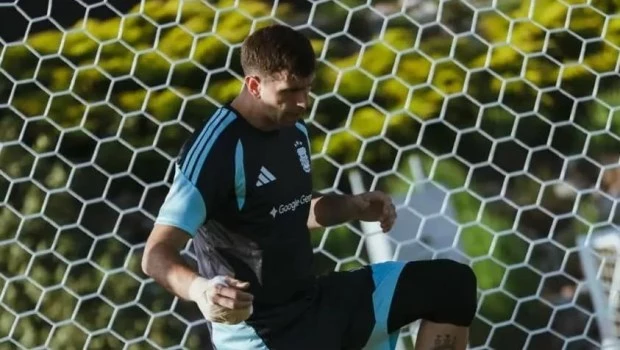 Dibu Martínez se ve en el debut mundialista de la Selección: “Me siento bien, llego, llego”