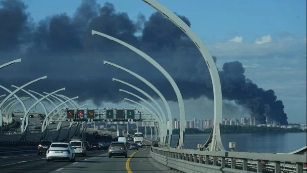 Humo sobre la antigua capital zarista al arder una refinería que alimenta la maquinaria de guerra rusa, subrayó Kiev.
