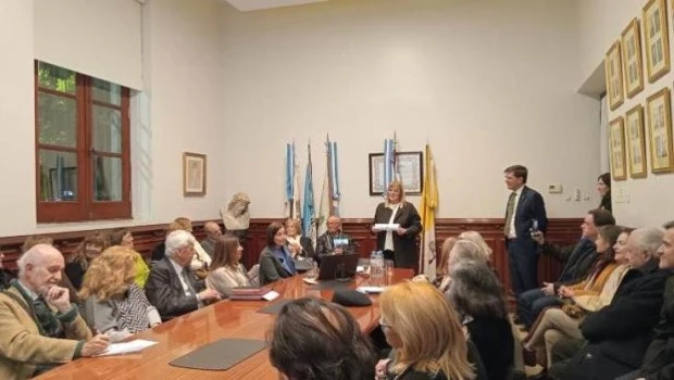La reunión se realizó en el Colegio del Salvador, sede de esa la academia de ciencias, letras y artes.