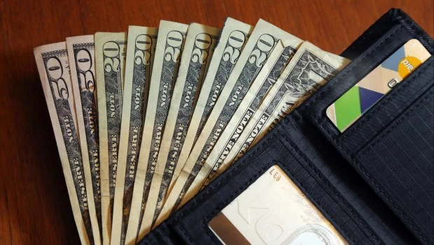 El dólar retrocedió por primera vez en la semana; el riesgo país cayó a 486