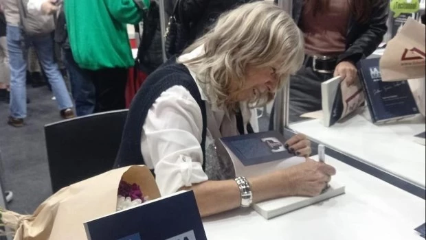 Silvia Torres Carbonell no tuvo descanso en Pergamino: firmó numerosos ejemplares de su libro titulado ‘La madrina de los emprendedores’.