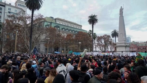 La Plaza de Mayo se convirtió en el epicentro de misa ricotera entre los primeros pogos y calles cerradas
