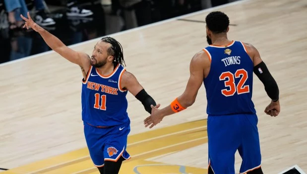 Brunson celebra un nuevo triunfo de los Knicks ante los Spurs.