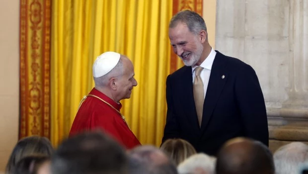 Unas 130.000 personas reciben al Papa en las calles de Madrid en su primer día en España