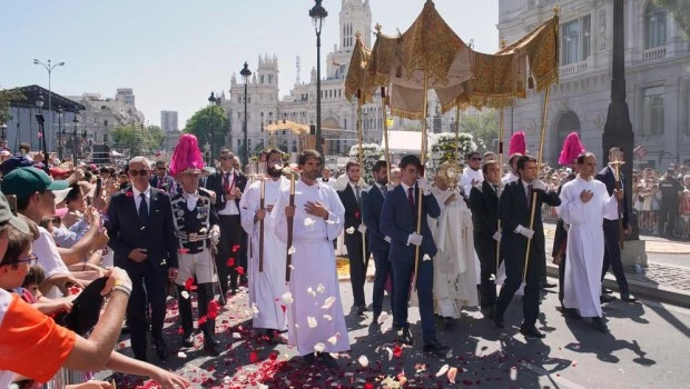 Un millón de personas acudieron a la misa del Papa en Madrid y a una procesión decorada con flores