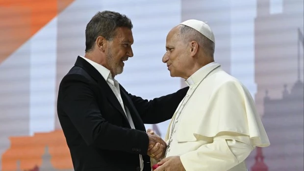 Antonio Banderas defendió este domingo ante Su Santidad que el "arte debe de ser una alternativa a la violencia".