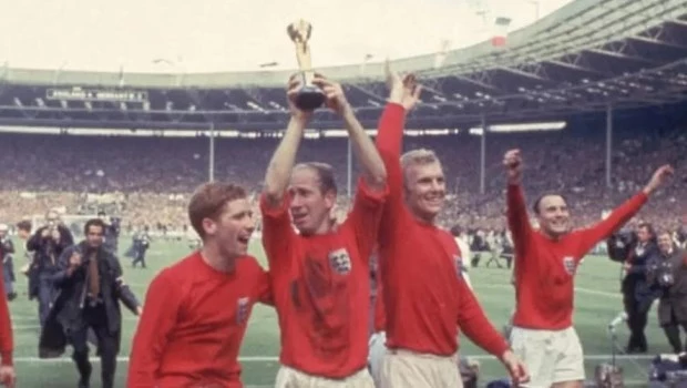 Bobby Charlton levanta la Copa Rimet. En 1966 lideró a Inglaterra hacia el título del mundo.