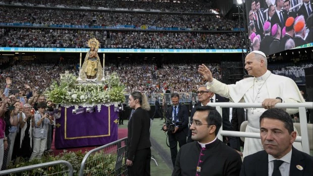 La fe y el canto de 70 mil fieles abrazan al Papa en el estadio Santiago Bernabéu