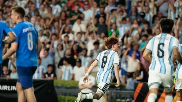 Valentín Barco abrió el marcador a los 8 del primer tiempo. En el segundo llegarían los goles de Lionel Messi y Thiago Almada.