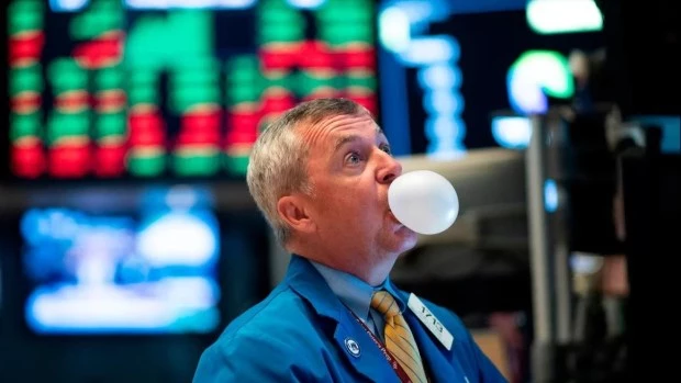 Vuelan acciones y bonos y el riesgo país se acerca a los 450 puntos