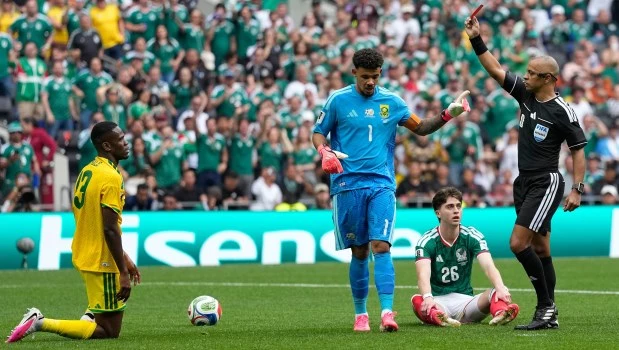 Nunca pasó: tres rojas en el partido inaugural