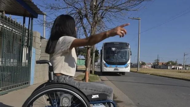 Las personas con discapacidad podrán viajar en trenes y colectivos sin certificado