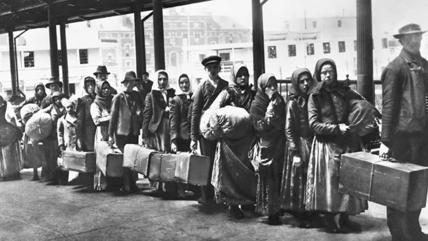 Daniel Larriqueta dedicó su libro más reciente a estudiar la inmigración en la historia argentina.