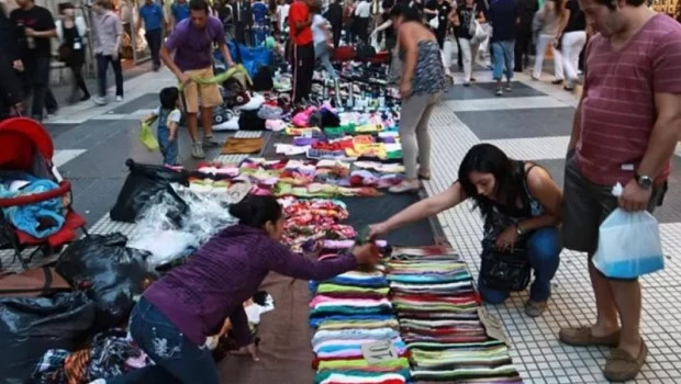 La venta ilegal callejera en la Ciudad subió más del 6% en el último año: qué rubro lideró las calles