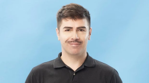 “Tengo una manera personal de relacionarme, de construir proyectos de música y teatro manteniendo el espíritu de lo familiar”, explica el dramaturgo y director.