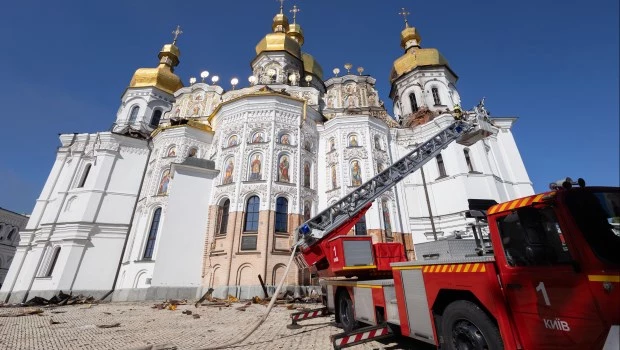 Vista de los daños causados en la catedral de la Dormición del monasterio de las Cuevas de Kiev después de que un ataque ruso causara un incendio en el techo que ha destruido varias de sus cúpulas inferiores.