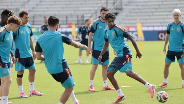Lamine Yamal (d) de España entrena con sus compañeros en Atlanta.
