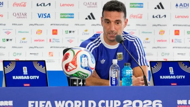 Scaloni confirmó que Dibu Martínez y Julián Álvarez están “disponibles” para el debut de Argentina contra Argelia