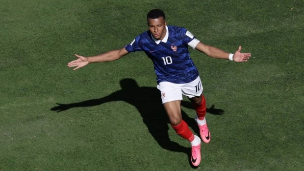 Mbappé metió un doblete en la victoria 3 a 1 de Francia ante Senegal y se acerca al récord de Klose