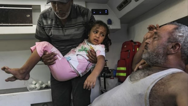 Palestinos trasladan heridos al Hospital Nasser, en Jan Yunis, Gaza, tras el bombardeo que dejó dos muertos.