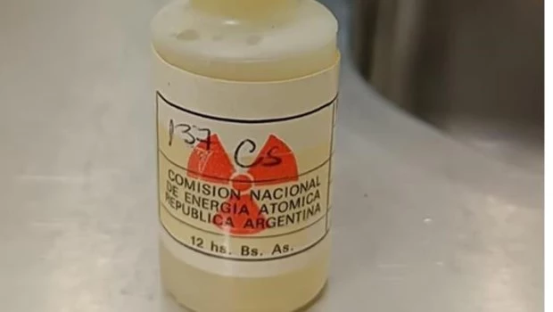 El cesio-137 es un material radiactivo que emite radiación gamma, capaz de atravesar tejidos y materiales.