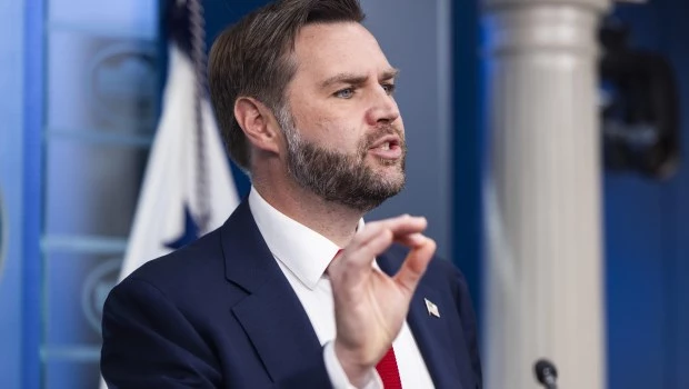Vance le pide a Israel "respetar" el proceso de paz con Irán